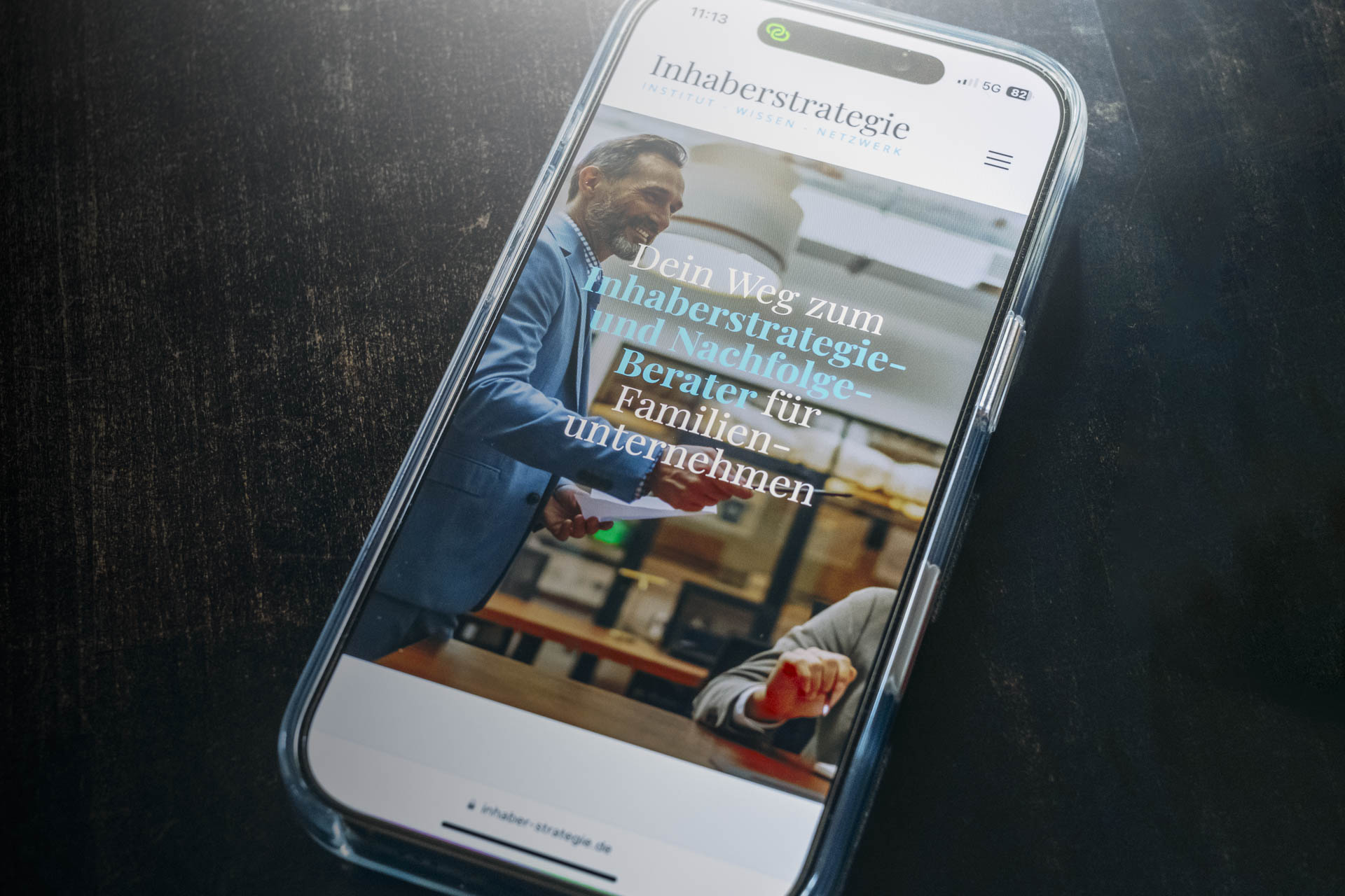 Webseite des Institut für Inhaberstrategie auf einem mobilen Device